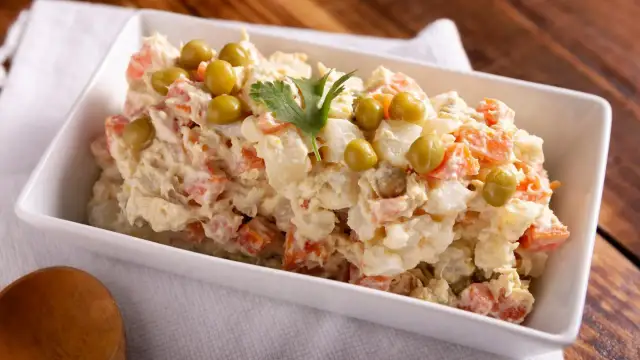 Jak doprawić sałatkę jarzynową, aby zachwyciła smakiem i aromatem