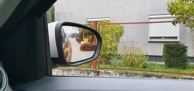 Jak bezpiecznie cofać na drodze? Przepisy i wskazówki