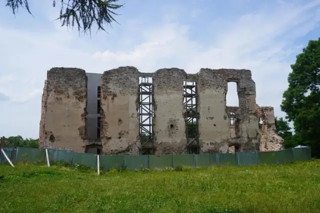 Ruiny zamku w Bodzentynie: tajemnice historii i niezwykłe atrakcje