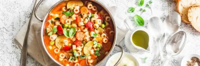 Jakie zupy z makaronem przygotować, by zachwycić rodzinę?