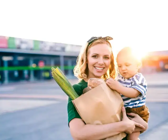 Co dostaje samotna matka: 7 form wsparcia i świadczeń w Polsce