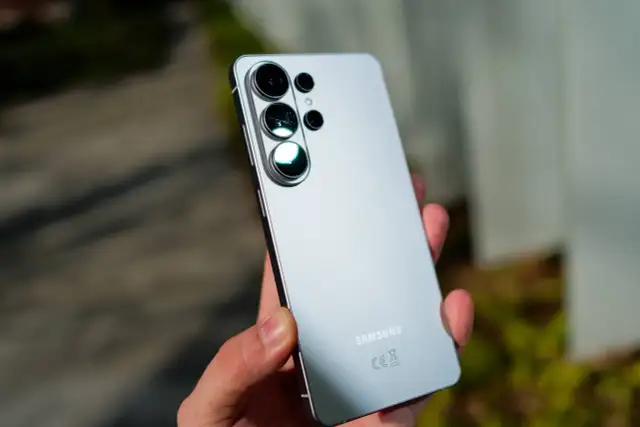 Srebrny Samsung z wieloma obiektywami aparatu, wygląda jak najnowszy samsung.