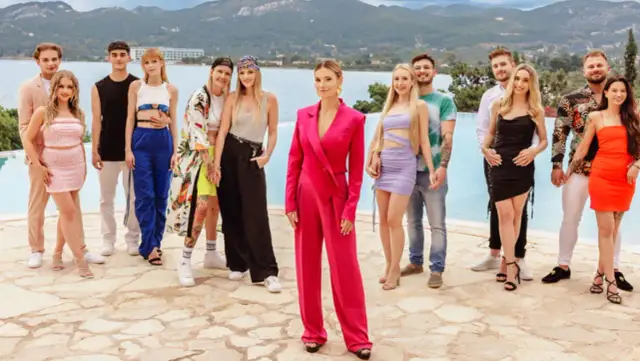 Uczestnicy "Love Never Lies Sezon 2" pozują do zdjęcia na tle basenu i gór.