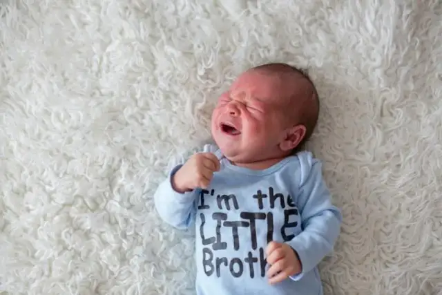 Czemu niemowlak skrzeczy? Przyczyny i kiedy się martwić