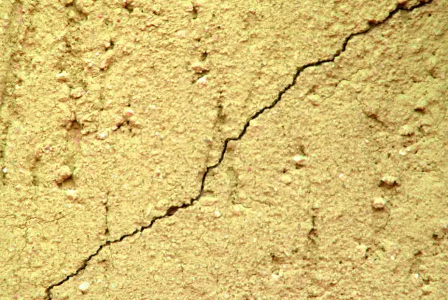 Tynk odpada płatami? Poznaj przyczyny i napraw elewację trwale