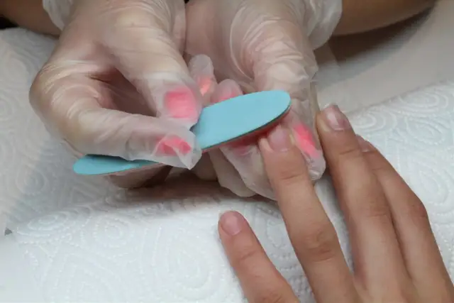 Brak zmywacza? 7 domowych trików na usunięcie lakieru!