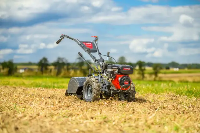 Glebogryzarka spalinowa Cedrus GLX650 gotowa do pracy na polu.