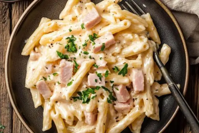 Cremige Nudeln mit Schinken: So gelingt der Klassiker perfekt!