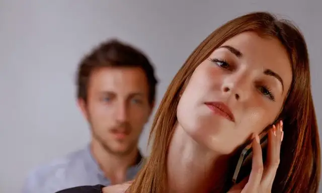 Jak zachowuje się narcyz w związku? Odkryj niebezpieczne sygnały