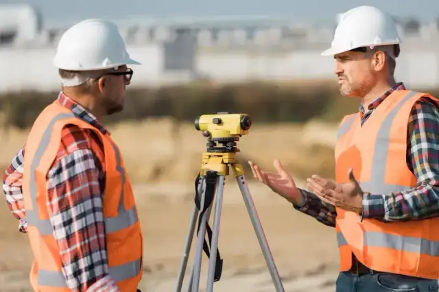 Czym zajmuje się geodeta? Kluczowe zadania i technologie w geodezji