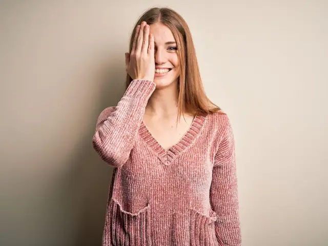 Astygmatyzm: Jak widzisz świat? Objawy, nocne widzenie, korekcja