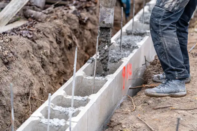 Ile desek na szalunek fundamentu? Oblicz dokładnie i unikaj strat