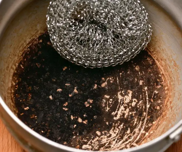 Jak wyczyścić przypalony garnek ze stali nierdzewnej? Domowe sposoby