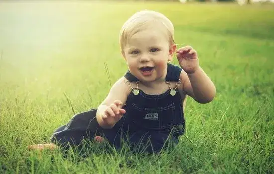 Kiedy dziecko zaczyna gaworzyć? Kluczowe etapy rozwoju mowy