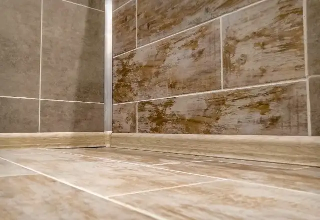 Jak wykończyć kafelki na ścianie, aby uniknąć nieestetycznych krawędzi