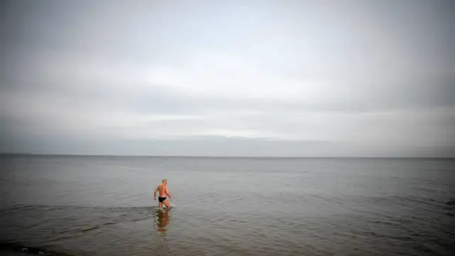 Ile stopni ma woda w Bałtyku? Sprawdź, zanim wejdziesz do wody