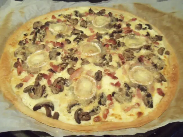 Pizza chèvre lardon crème fraîche: la recette gourmande et facile