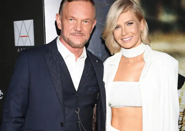 Cezary Pazura z żoną Edytą. Edyta Pazura wiek nie jest widoczny, ale wygląda promiennie w białym komplecie.