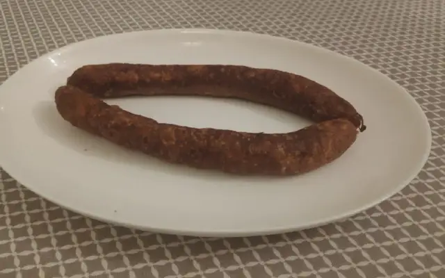 Kiełbasa podwawelska: Historia, skład, smak i przepisy