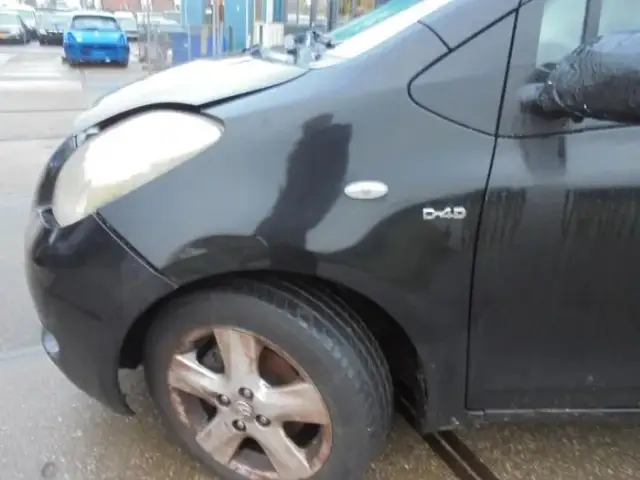 Gdzie jest kod lakieru Toyota Yaris 2 - wszystkie miejsca lokalizacji kodu