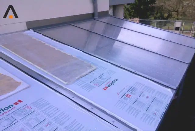 Montaż poliwęglanu komorowego: Trwałe zadaszenie krok po kroku