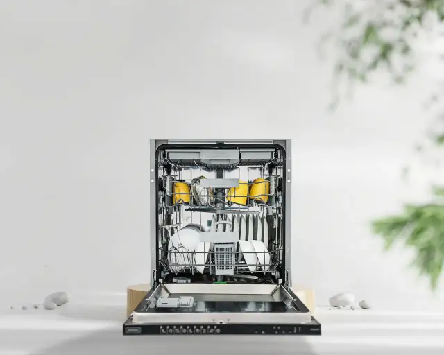 Ile trwa zmywanie w zmywarce? Czas cykli, który zaskoczy każdego