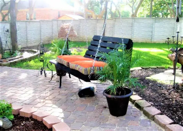 Jak zrobić meble z palet na balkon - proste kroki i porady