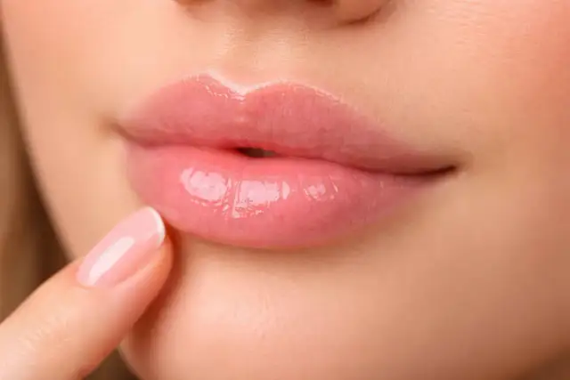 Pielęgnacja ust po kwasie hialuronowym: Co smarować, czego unikać?