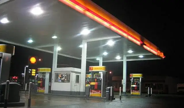 Czy diesel pojedzie na benzynie? Konsekwencje i koszty zatankowania benzyny do diesla