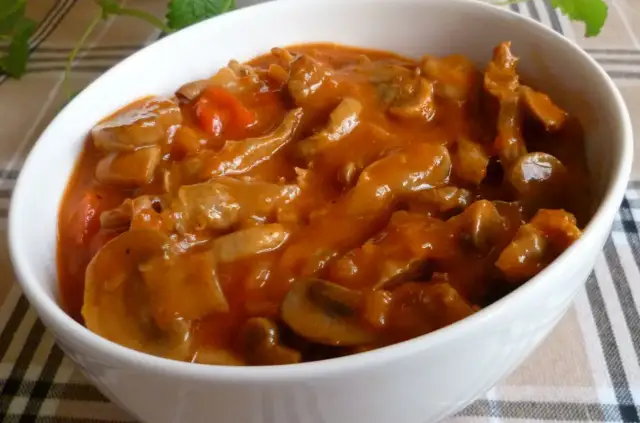 Gulasz z żołądków drobiowych: Odkryj przepis na miękkość i aromat