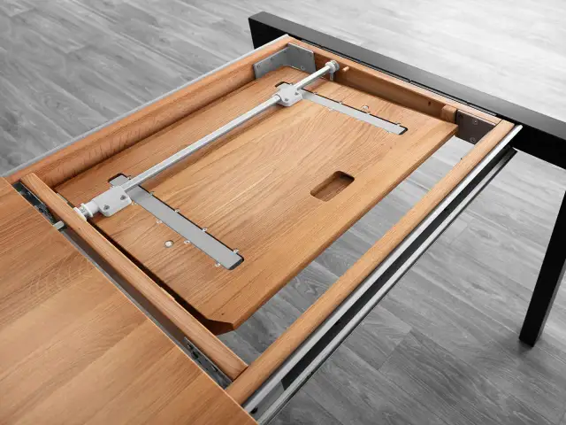 Stół rozkładany czy jednolity? Ekspert radzi: trwałość i mechanizmy