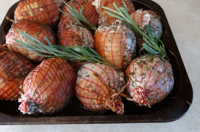 Golonka peklowana w siatce: soczysta i miękka. Przepis krok po kroku