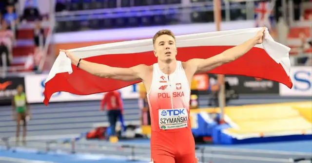 Szymański po zwycięstwie na Mistrzostwach Europy w lekkiej atletyce dumnie niesie polską flagę.