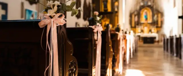 Jak ozdobić drzwi na ślub? Stylowe inspiracje i DIY