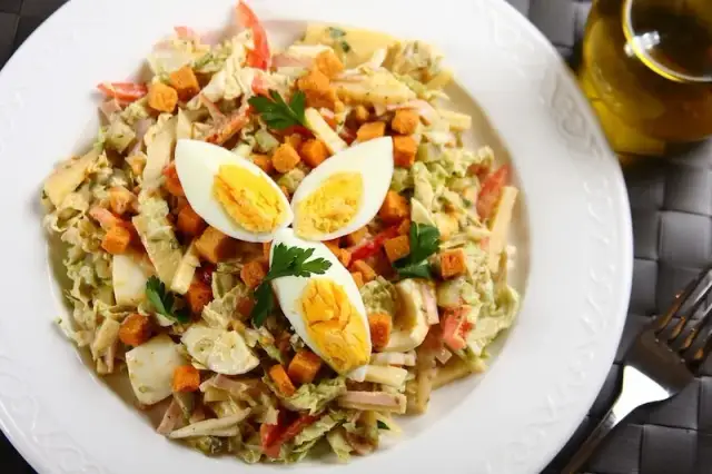 Prosta sałatka pekińska krok po kroku. Zaskakująco smaczny przepis!