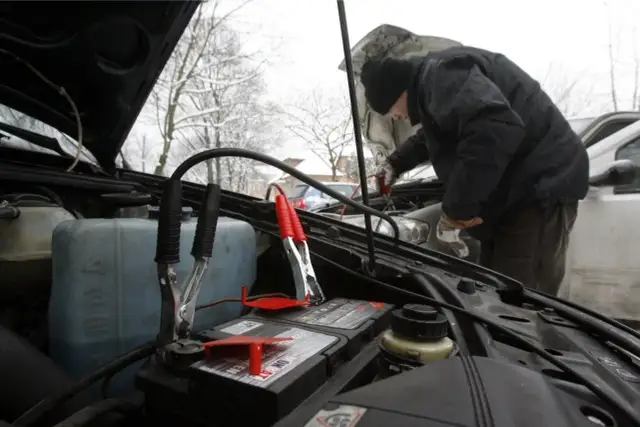 Czy można odpalić samochód podczas ładowania akumulatora? Uważaj na ryzyko!