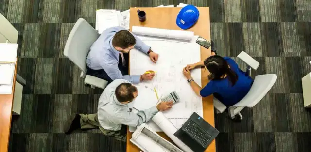 Kto może być opiekunem praktyk zawodowych? Sprawdź wymagania i kwalifikacje