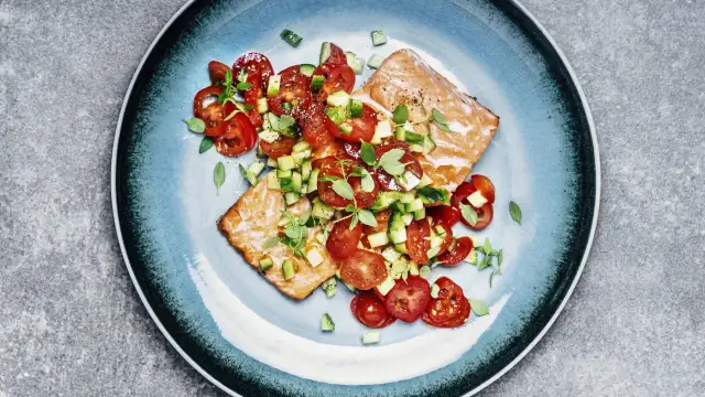 Lachs auf Salat: Rezepte, Tipps & Nährwerte für Ihre gesunde Mahlzeit