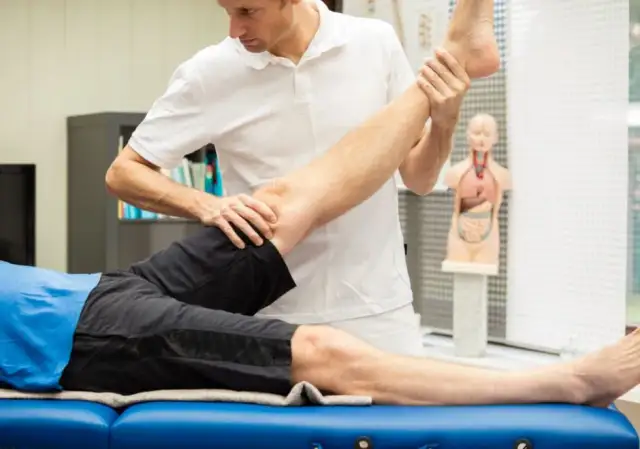 Masaż na rwę kulszową: Skuteczne techniki i bezpieczna ulga w bólu