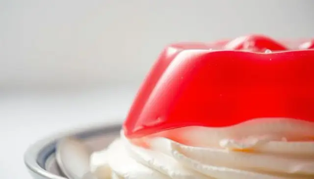 Ile kalorii ma galaretka owocowa? Czy to deser na diecie?