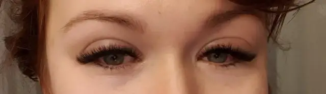 Uczulenie na klej do rzęs po jakim czasie? Objawy, które musisz znać