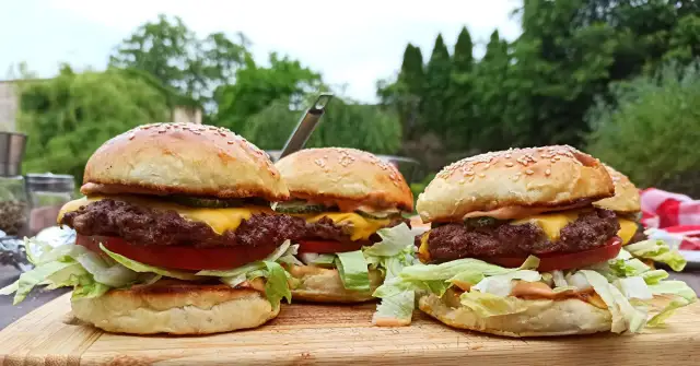 Jak doprawić burger wołowy, aby był soczysty i pełen smaku