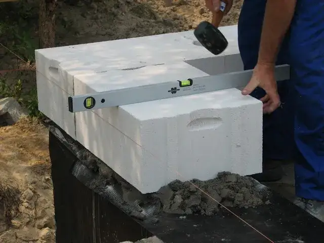 Suporex klej czy zaprawa – co wybrać, aby uniknąć błędów w murowaniu?