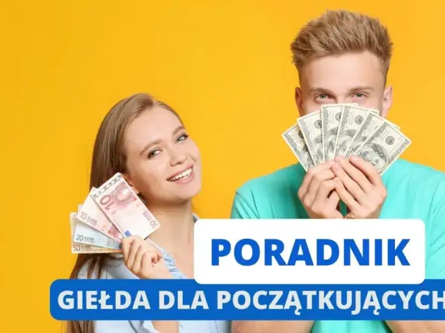 Uśmiechnięta para z pieniędzmi w rękach. Poradnik "Giełda jak grać" dla początkujących.