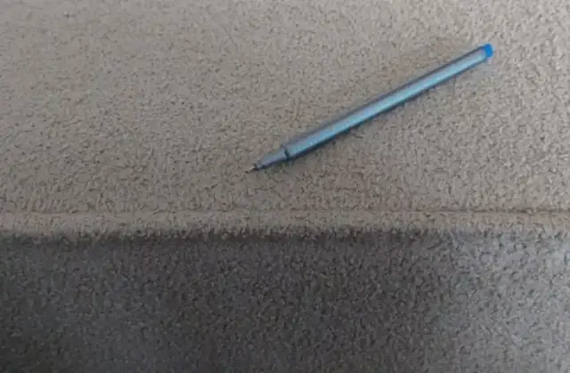 Skuteczne metody na to, jak wyczyścić długopis z kanapy bez szkód