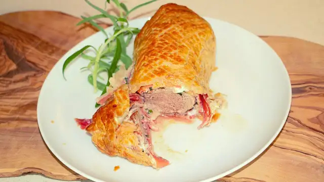 Przepis na polędwiczki w cieście francuskim, które zachwycą gości