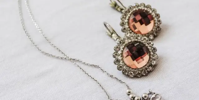 Jakie kolczyki dla alergików są naprawdę bezpieczne i hipoalergiczne