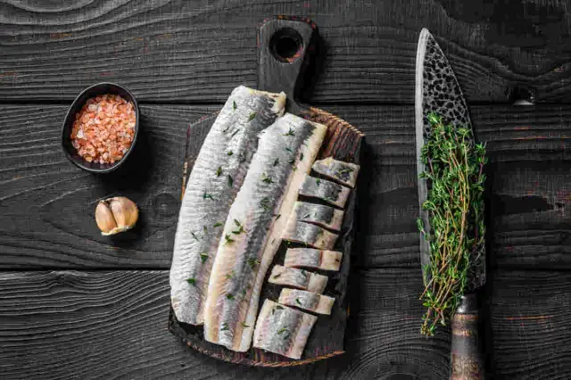 Czy pies może jeść śledzie? Korzyści i zagrożenia dla zdrowia pupila