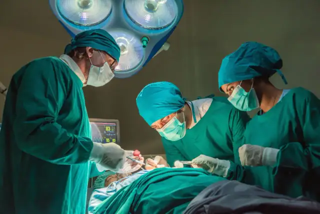 Ile zarabia chirurg w Polsce? Zarobki od 10 000 do 50 000 zł brutto