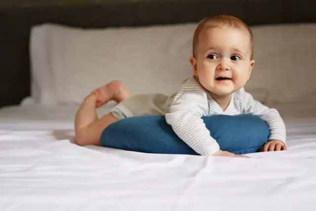 Poduszka na brzuszek: Kiedy wprowadzić i jak wspierać rozwój bezpiecznie?